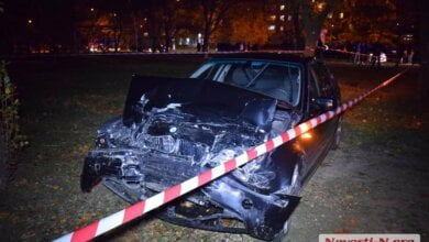 В Николаеве «БМВ», скрываясь от погони, столкнулся с полицейским авто и «Жигулями» | Корабелов.ИНФО image 1