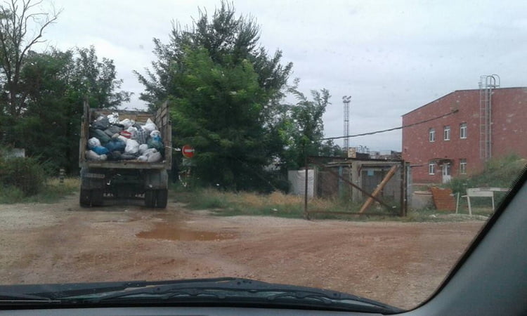 "Завоз мусора на территорию будущего полигона ТБО в сентябре 2018 года" (фото Л. Дамаскиной)