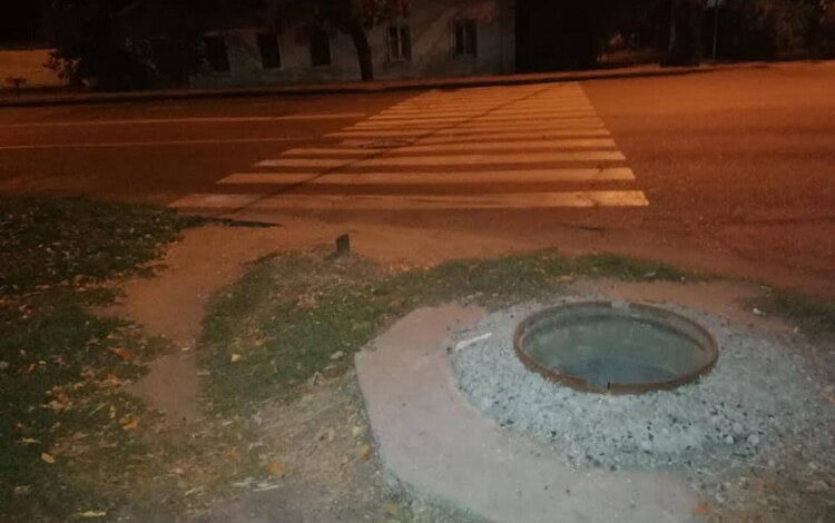 Открытый люк глубиной около 2-х метров возле пешеходного перехода в Корабельном районе Николаева ничем не огражден | Корабелов.ИНФО image 2