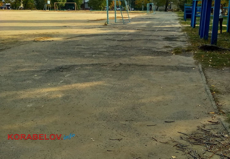 дорожка на стадионе школы № 33