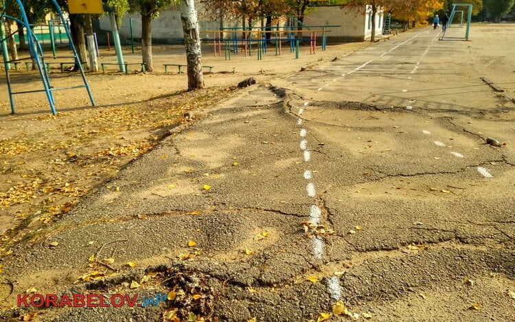 "Там не двор, а поле военных действий", - жительница Николаева - о плачевном состоянии территории вокруг школы № 33 | Корабелов.ИНФО image 9
