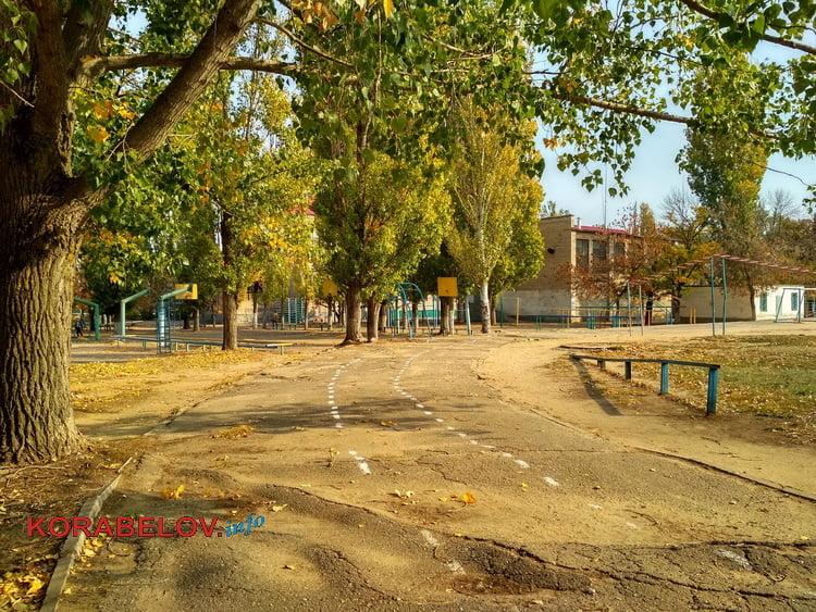 дорожка на стадионе школы № 33