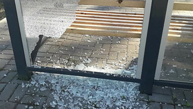 Хулиганы разбили стекло нового остановочного комплекса в Корабельном районе Николаева | Корабелов.ИНФО image 1