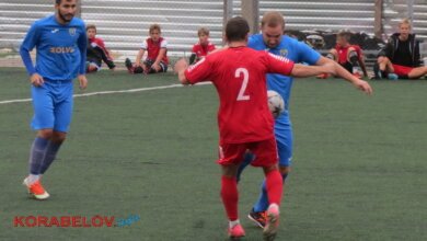 Запекла боротьба: травмами та емоційними сутичками супроводжувався чемпіонат Миколаєва з футболу (ФОТО) | Корабелов.ИНФО image 17