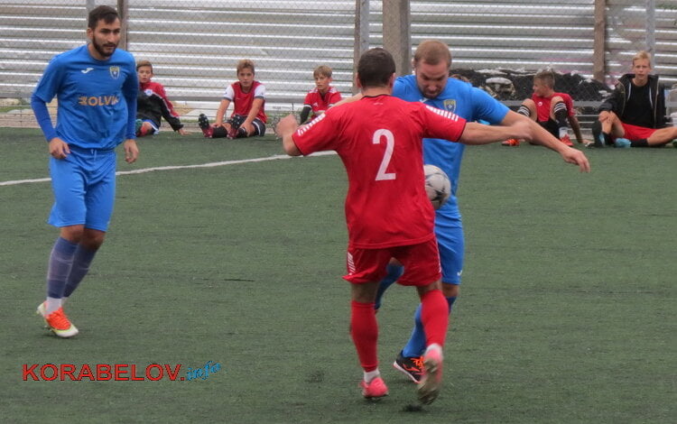 Запекла боротьба: травмами та емоційними сутичками супроводжувався чемпіонат Миколаєва з футболу (ФОТО) | Корабелов.ИНФО image 17