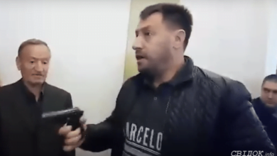 В Николаеве облили дерьмом депутатов горсовета - Ентин достал пистолет (Видео) | Корабелов.ИНФО image 4