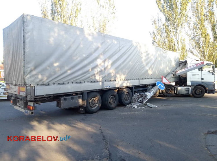 "фура" снесла столб в Корабельном районе