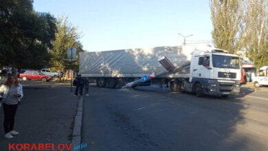 "Фура", выезжая от супермаркета в Корабельном районе, снесла столб и оборвала провода электросети | Корабелов.ИНФО image 3