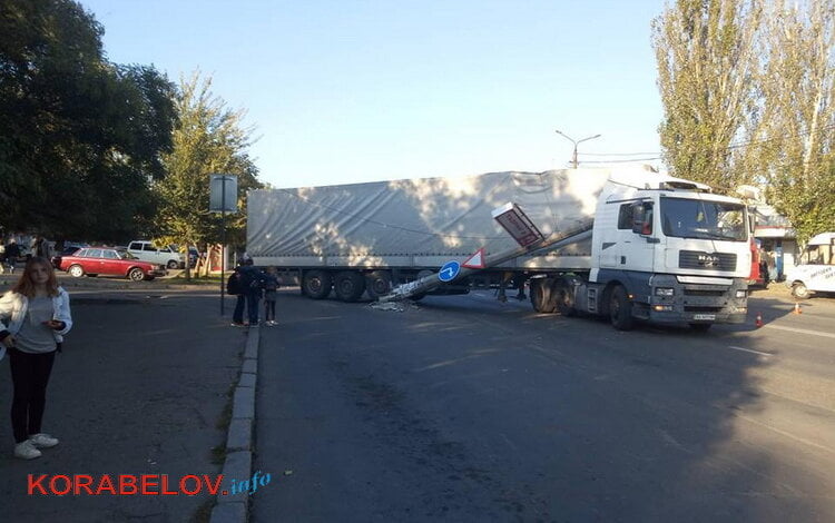 "Фура", выезжая от супермаркета в Корабельном районе, снесла столб и оборвала провода электросети | Корабелов.ИНФО image 3