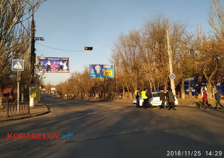 патрульные полицейские разворачивают транспорт в объезд перекрытия проспекта