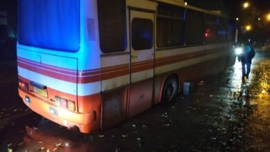 В центре Николаева автобус провалился колесом в большую дыру на асфальте | Корабелов.ИНФО image 3