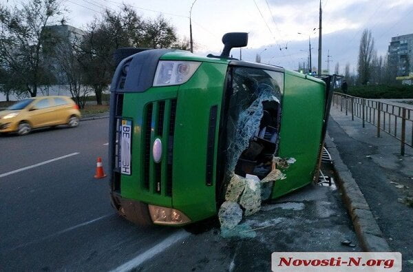 Пострадал пьяный водитель: в Николаеве перевернулся микроавтобус | Корабелов.ИНФО image 2