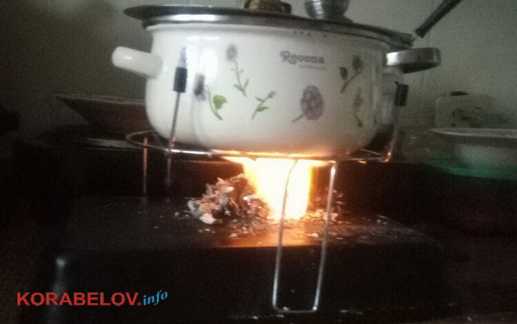 "Платить и страдать": 3-й день жильцы дома с электроплитами в Корабельном районе сидят без света. Еду готовят на сухом спирте | Корабелов.ИНФО image 2