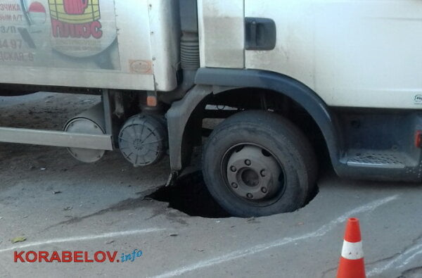 Под грузовиком в Корабельном районе в очередной раз провалился асфальт (ФОТО) | Корабелов.ИНФО image 5