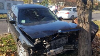 «БМВ» после столкновения со «Шкодой» в Корабельном районе врезался в дерево | Корабелов.ИНФО image 3