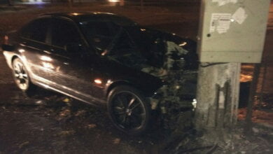 Ночью из-за гололеда в Николаеве «БМВ» врезался в столб, есть пострадавшие (ВИДЕО 18+) | Корабелов.ИНФО