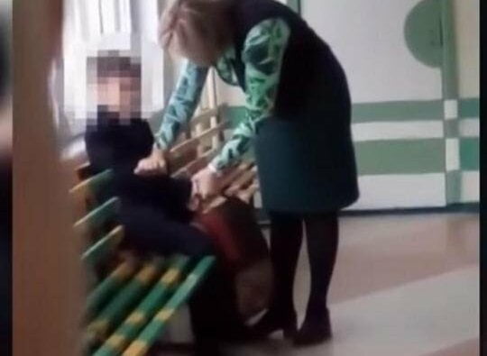 «Ты кто такой?»: в российской школе дети сняли на видео, как учительница избивает мальчика | Корабелов.ИНФО