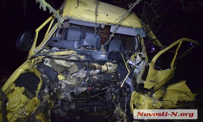 На трассе под Николаевом столкнулись фура и микроавтобус — погиб водитель | Корабелов.ИНФО image 1