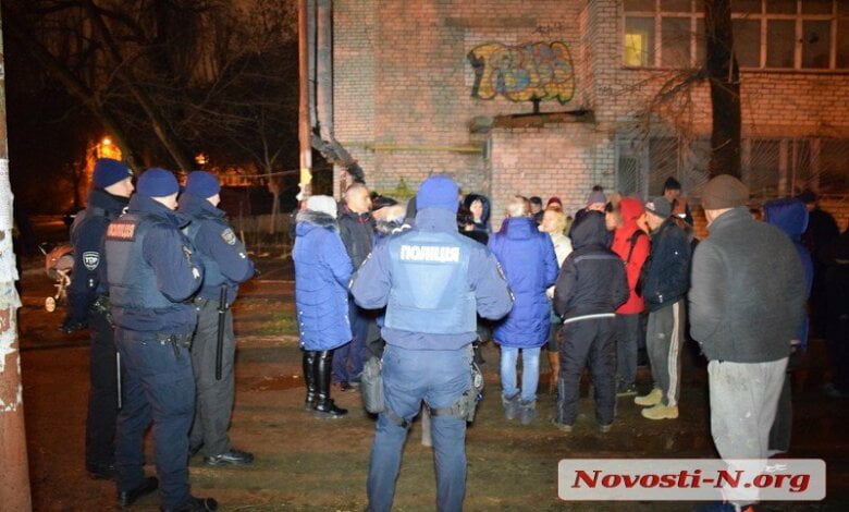 Жители двух николаевских общежитий заблокировали автомобиль «Облэнерго» (видео) | Корабелов.ИНФО image 1