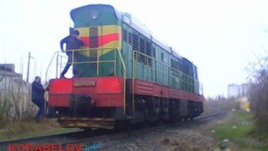 "Шла в наушниках": сбитая локомотивом женщина не смотрела по сторонам, переходя через железную дорогу в Корабельном | Корабелов.ИНФО image 1