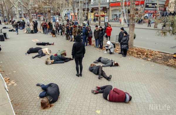 В память о Голодоморе «украинские лидеры» попадали на землю в центре Николаева | Корабелов.ИНФО