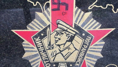 Пенсионерка разрисовала свастикой памятник пограничникам в парке Победы в Николаеве (ВИДЕО) | Корабелов.ИНФО