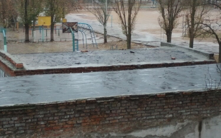 "Дождь идет, а мы скирдуем": крышу трансформаторной будки в Корабельном районе ремонтировали во время осадков | Корабелов.ИНФО