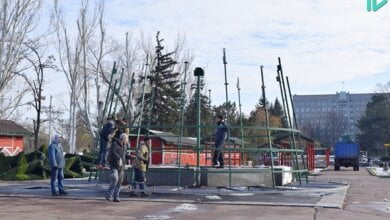 В Николаеве начали монтировать главную елку города | Корабелов.ИНФО image 5
