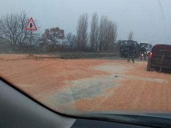 Под Николаевом, на киевской трассе, перевернулся грузовик с зерном, затруднив движение другим автомобилям | Корабелов.ИНФО image 2