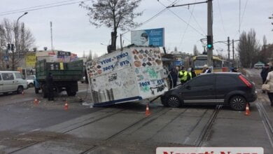 Демонтированный в Николаеве киоск выпал из грузовика на легковую машину | Корабелов.ИНФО image 5