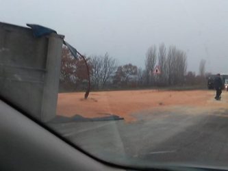 Под Николаевом, на киевской трассе, перевернулся грузовик с зерном, затруднив движение другим автомобилям | Корабелов.ИНФО image 3