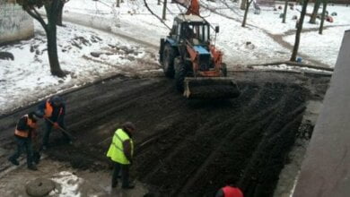 Между снежными сугробами укладывали асфальт во дворе дома по проспекту Богоявленскому | Корабелов.ИНФО
