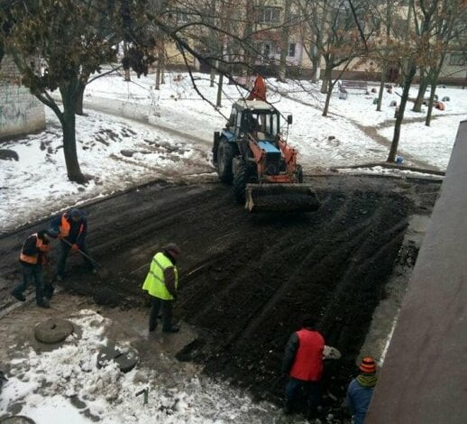 Между снежными сугробами укладывали асфальт во дворе дома по проспекту Богоявленскому | Корабелов.ИНФО