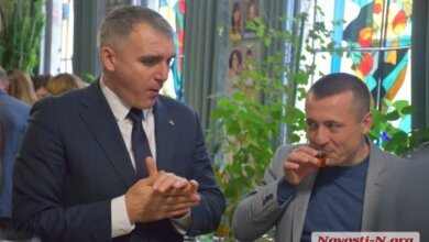 С коньячком и закусками: чиновники и депутаты облсовета в Николаеве отпраздновали день местного самоуправления | Корабелов.ИНФО image 1