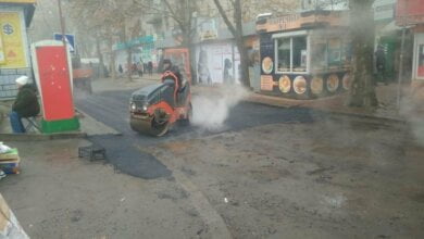 В Николаеве спешно осваивают дорожные деньги: асфальт укладывают в лужи и грязь | Корабелов.ИНФО