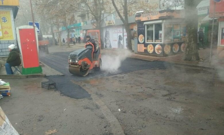 В Николаеве спешно осваивают дорожные деньги: асфальт укладывают в лужи и грязь | Корабелов.ИНФО