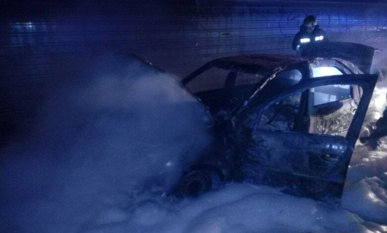 Ночью в Николаеве сгорело такси — таксист едва успел выскочить (видео) | Корабелов.ИНФО