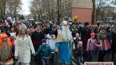 Оркестр Дедов Морозов и Святой Николай открыли новогоднюю елку в Николаеве | Корабелов.ИНФО image 3