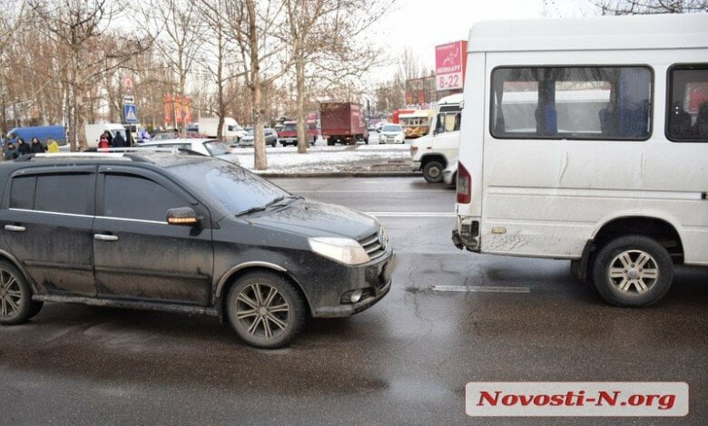 На проспекте Богоявленском столкнулись «Джили» и маршрутка | Корабелов.ИНФО