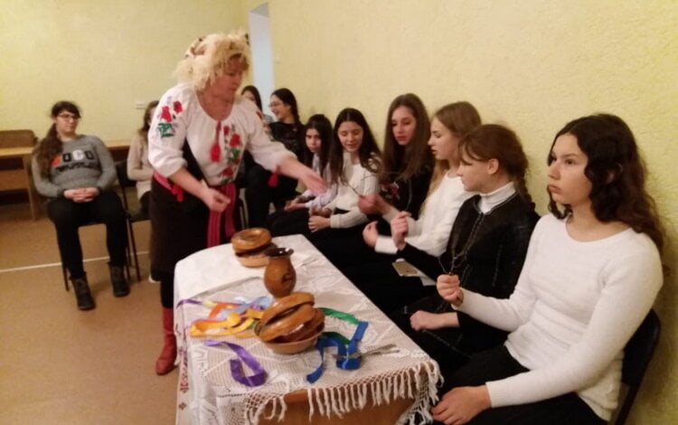 Ворожили, щоб дізнатися про суженого, грали в "Калиту"... Школярам у Корабельному районі влаштували Андріївські вечорниці | Корабелов.ИНФО image 1