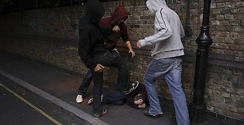 "Малолетки" в Николаеве избили и ограбили прохожего | Корабелов.ИНФО