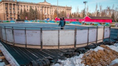 Водитель на минивэне пробил айс-маты за 65 тысяч евро и заставил «течь» каток на Соборной | Корабелов.ИНФО