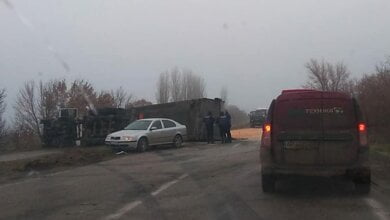 Под Николаевом, на киевской трассе, перевернулся грузовик с зерном, затруднив движение другим автомобилям | Корабелов.ИНФО image 1