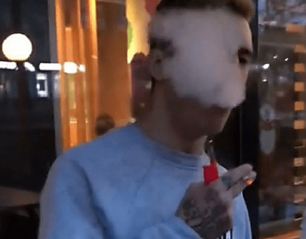 «Йоу-йоу, это босс этого города», - николаевский «рэпер» покурил марихуану на балконе мэрии 18+ | Корабелов.ИНФО