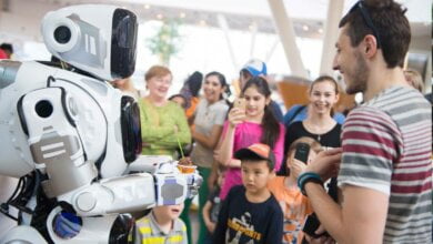 Російський канал видав за робота людину у костюмі робота (відео) | Корабелов.ИНФО