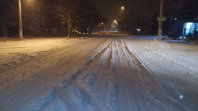 В Николаеве не почистили дороги от снега - водители фур сами купили соль в магазине, чтобы сыпать ее под колеса | Корабелов.ИНФО image 3