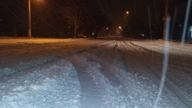 В Николаеве не почистили дороги от снега - водители фур сами купили соль в магазине, чтобы сыпать ее под колеса | Корабелов.ИНФО image 2