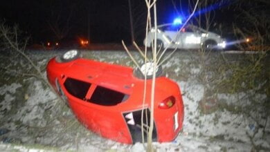 На въезде в Николаев женщина на Chery «улетела» в глубокий кювет — автомобиль перевернулся | Корабелов.ИНФО image 1