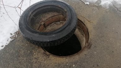 «Ежедневно по этому тротуару проходят сотни людей», - житель Корабельного района указал власти на открытый люк | Корабелов.ИНФО image 2