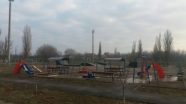 детская площадка возле скейт-парка